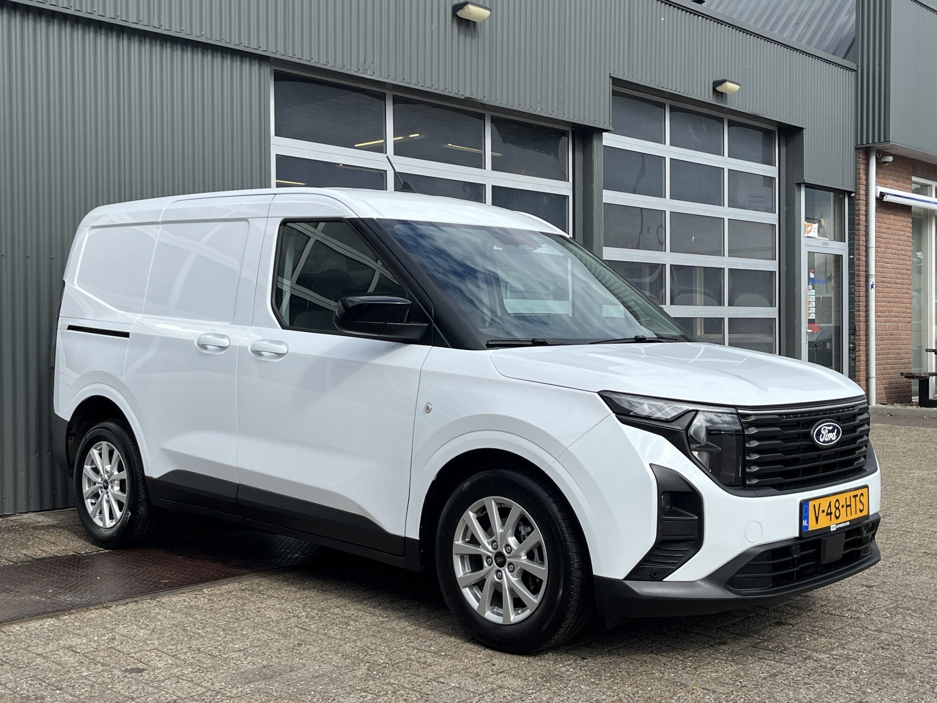 Ford Transit Courier 1.0 EcoBoost Limited Benzine Automaat A, Gebruikt, Multifunctioneel stuurwiel, Wit, Bedrijf