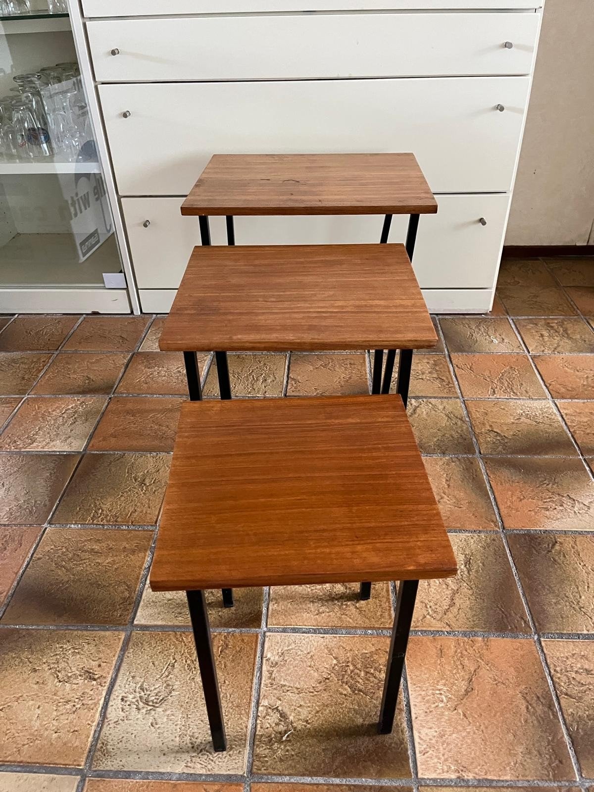Vintage bijzettafels set van 3 - Teak en metaal, Minder dan 55 cm, Gebruikt, Vintage, Mid-century modern, Rechthoekig