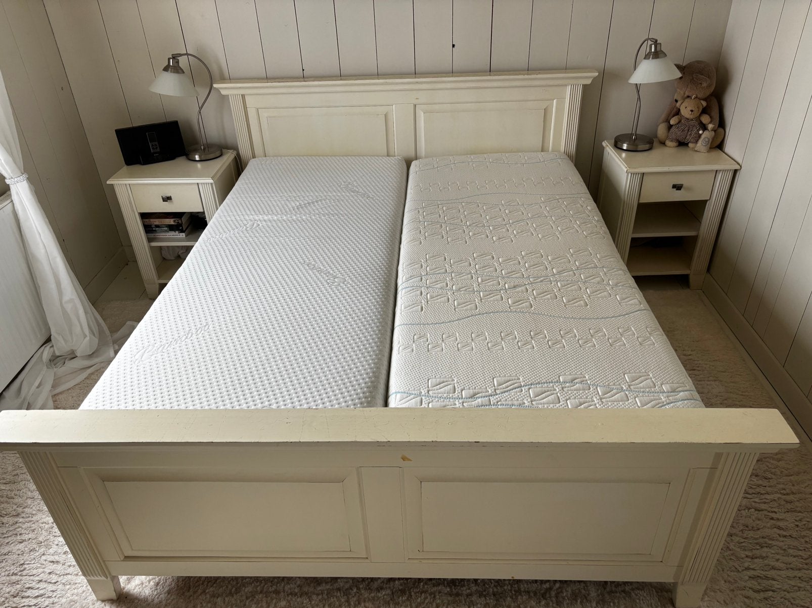 Houten bed incl lattenbodems nachtkastjes en Mline matrassen, Ophalen, Gebruikt, Wit, Tweepersoons