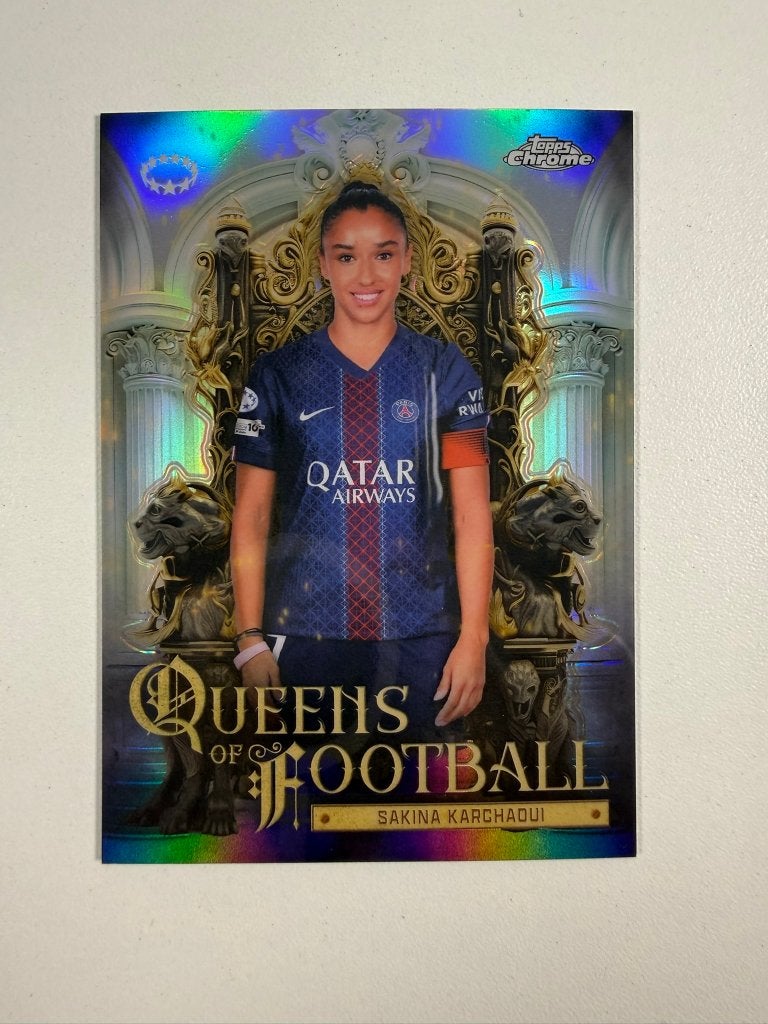Sakina Karchaoui Queens of Football Women's Chrome 2025-26, Ophalen of Verzenden, Nieuw, Buitenlandse clubs, Poster, Plaatje of Sticker