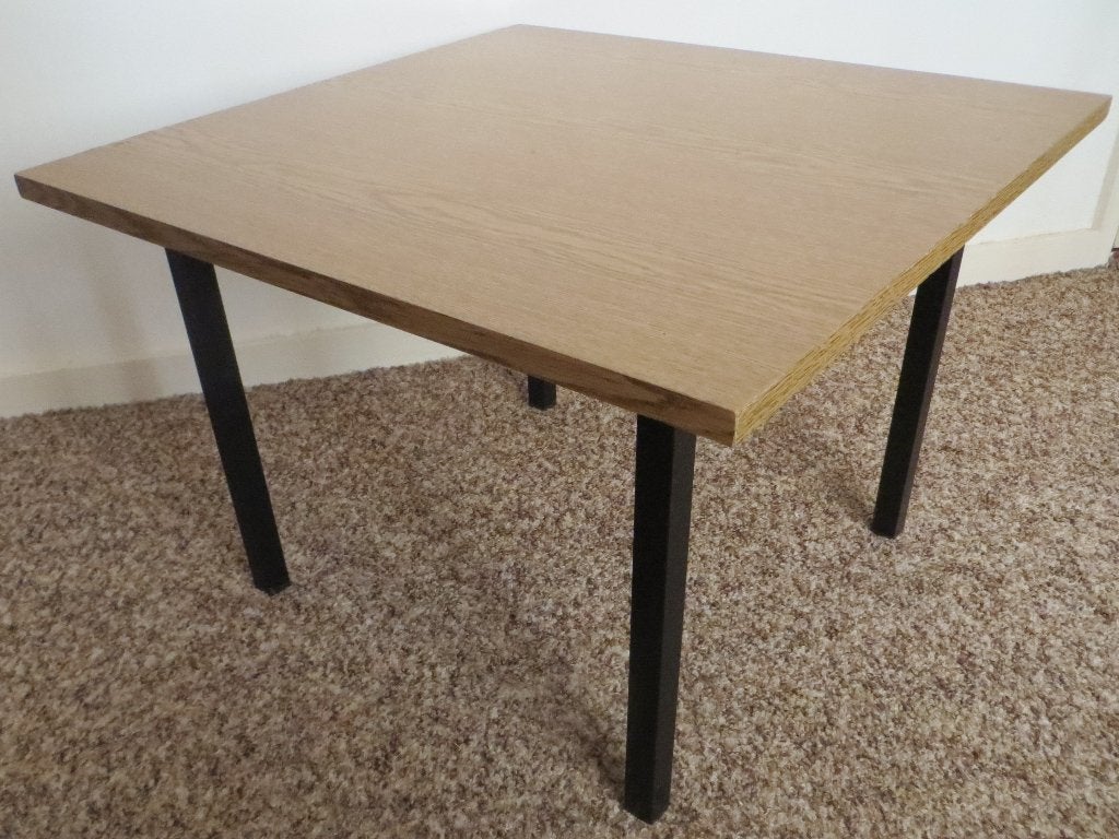 Vierkante vintage bijzettafel met zwarte metalen poten., Huis en Inrichting, Ophalen, Minder dan 45 cm, Gebruikt, Metaal of Aluminium