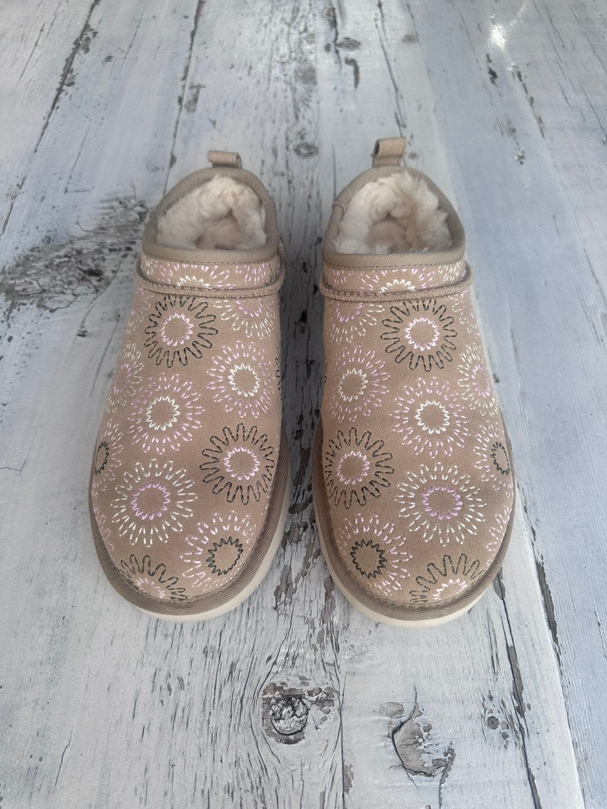 UGG CLASSIC MICRO - Mustard seed - Maat 40, Ophalen of Verzenden, Zo goed als nieuw, Instappers, Beige