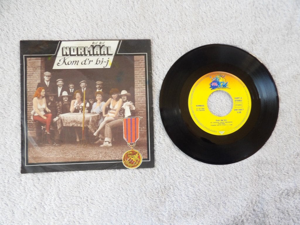 NORMAAL - kom d'r bi-j, Gebruikt, 7 inch, Ophalen of Verzenden, Beschermende buitenhoes