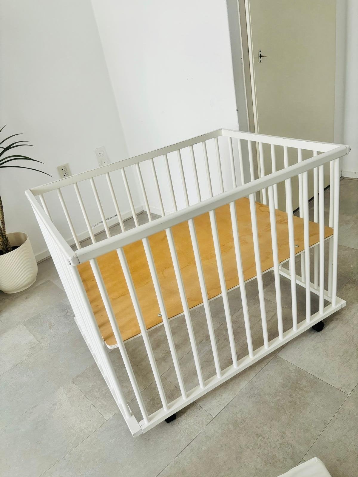 Witte houten box met verstelbare bodem en wieltjes, Kinderen en Baby's, Boxen, Ophalen of Verzenden, Gebruikt, Vierkant, In hoogte verstelbaar