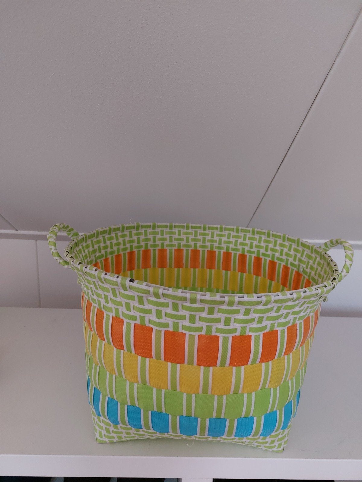 Gevlochten mand in vrolijke kleuren - 24x34 cm, Ophalen, Kunststof, Gebruikt, Mand