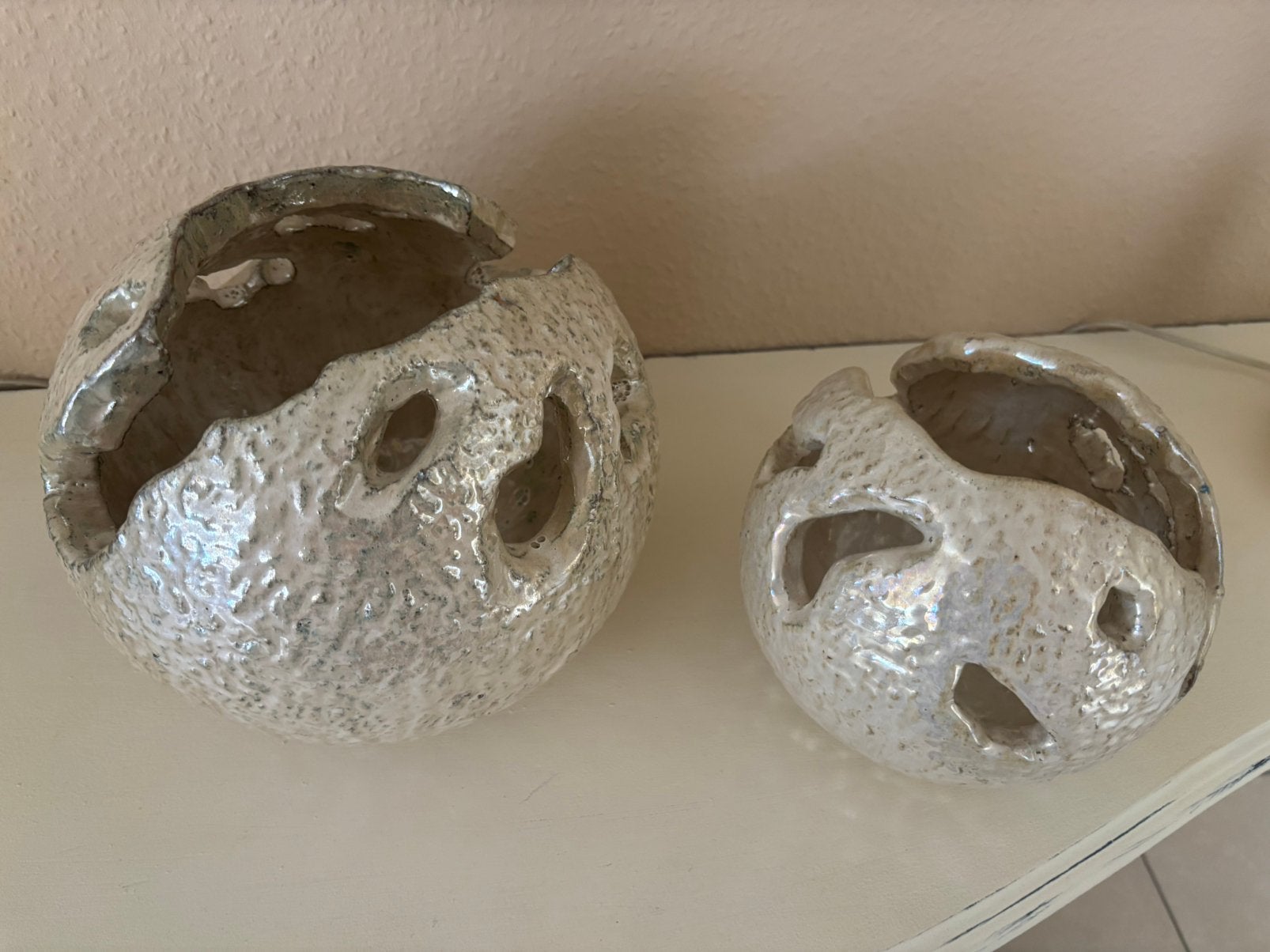 Nieuw twee creme goud zware bollen vazen, Overige kleuren, Aardewerk of Porselein, Nieuw, Ophalen of Verzenden