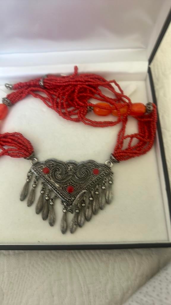 Etnische  kette  collier met koraal en carneool, Ophalen of Verzenden, Zo goed als nieuw, Rood, Steen of Mineraal
