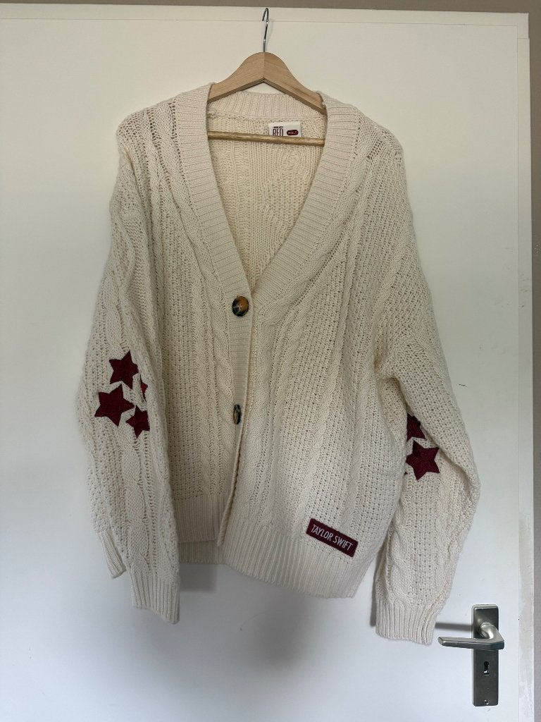 Officiële red taylor swift cardigan, Maat 42/44 (L), Nieuw, Ophalen of Verzenden, Taylor swift