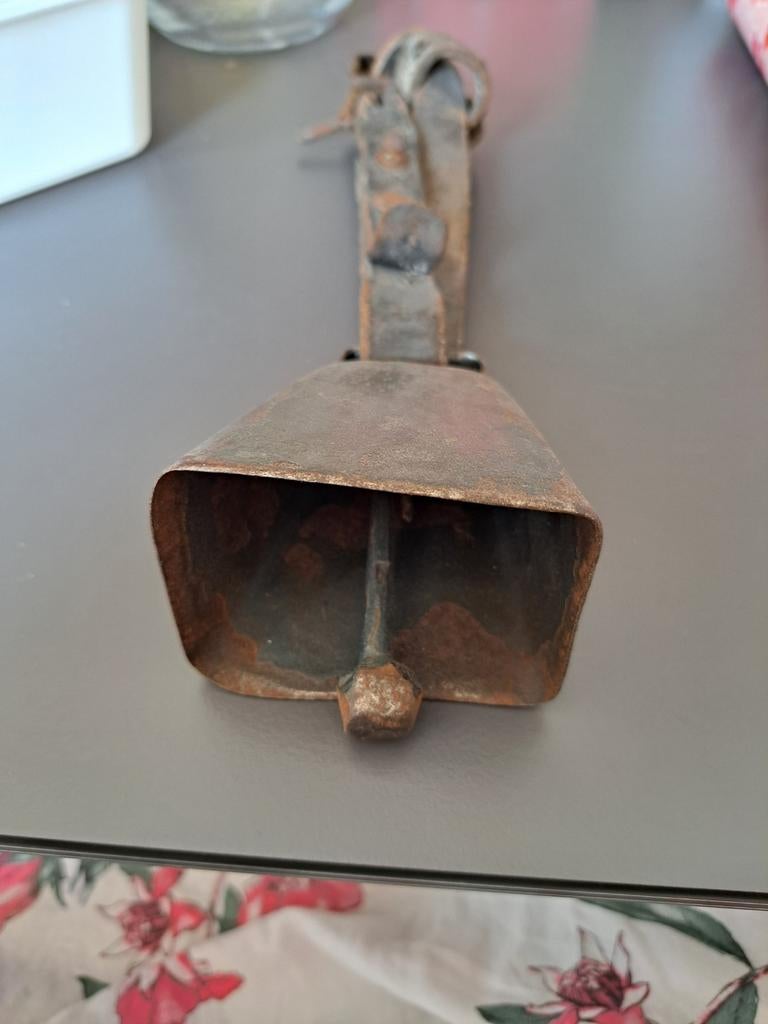 Antieke Zwitserse Koebel met Leren Halsband - Rustiek Decor, Antiek en Kunst, Ophalen of Verzenden