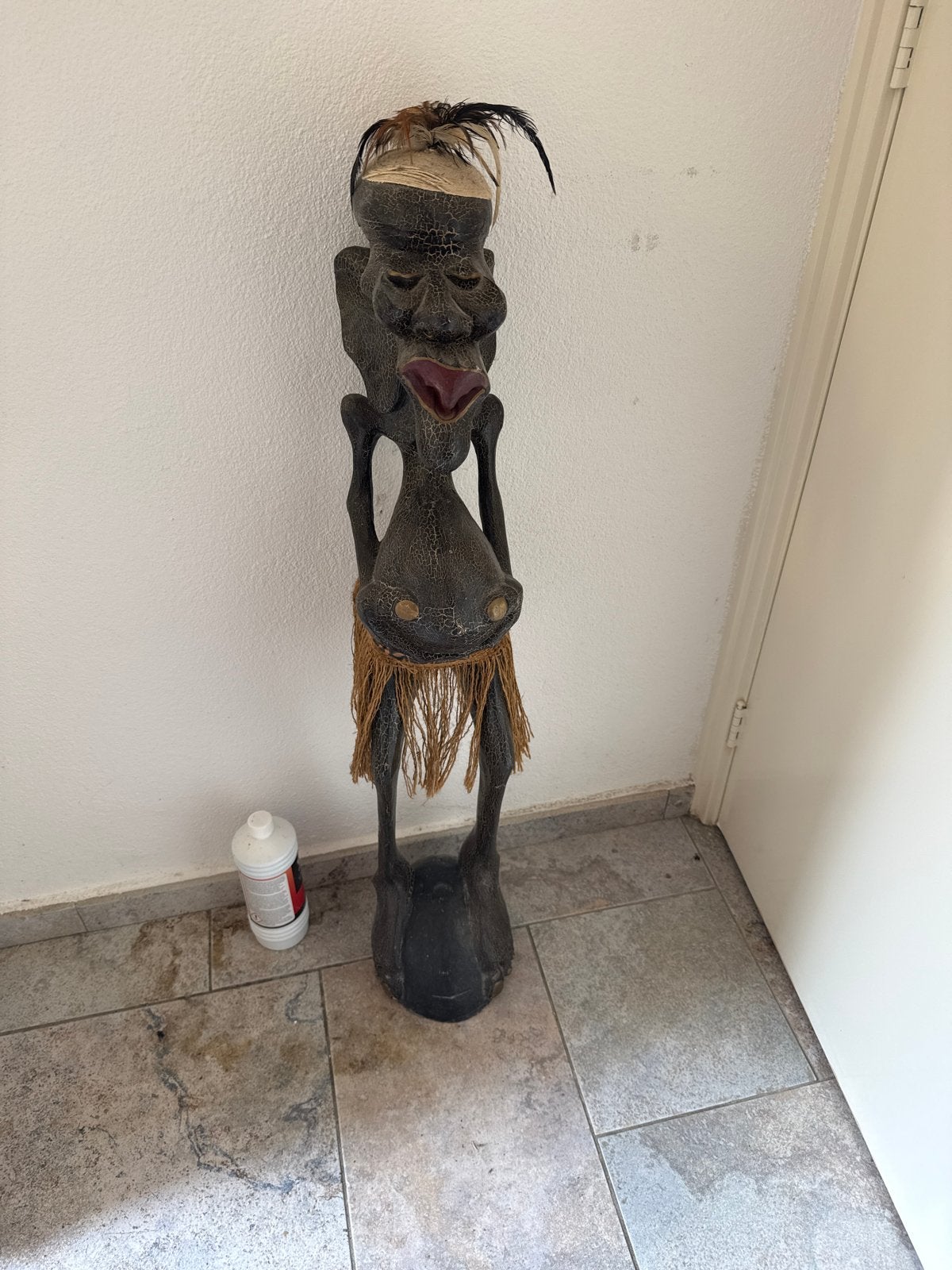 Groot Afrikaans houten beeld met veren en raffia, Afrika, Zwart, Ophalen, Hout