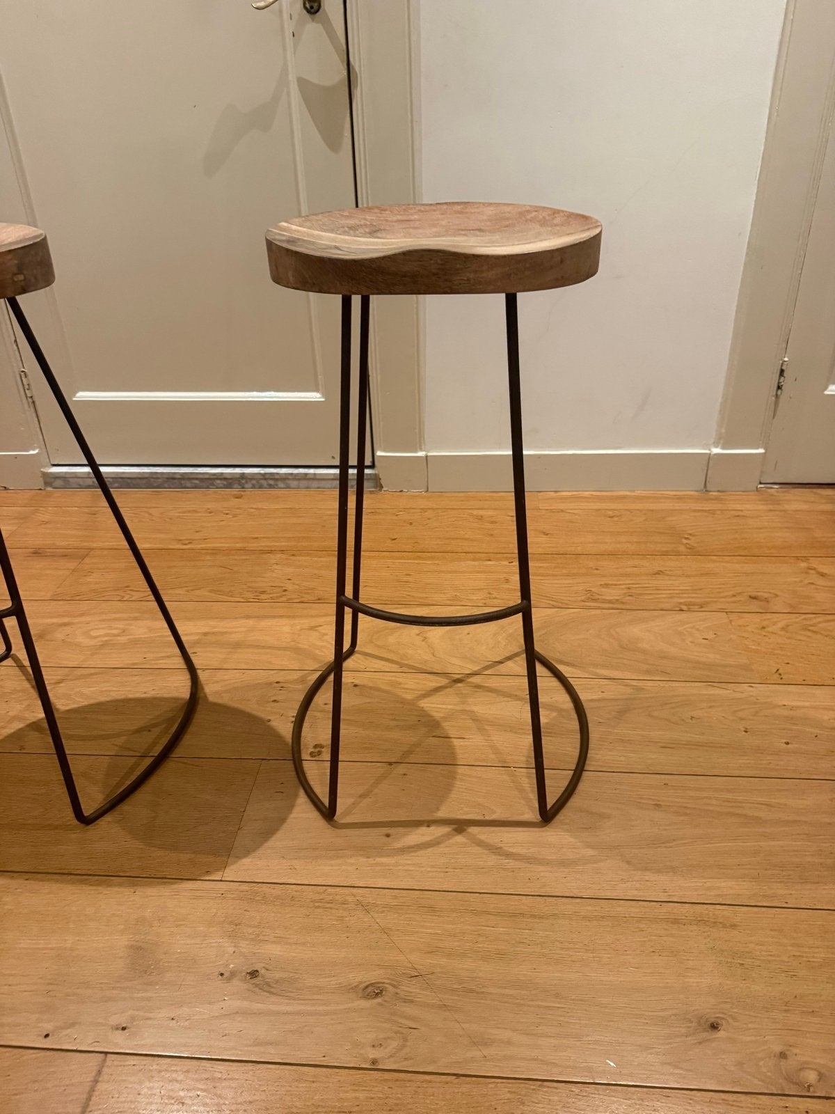 Set van 2 barkrukken met houten zitting en metalen onderstel, Ophalen of Verzenden, Zo goed als nieuw, 90 cm of meer, Hout