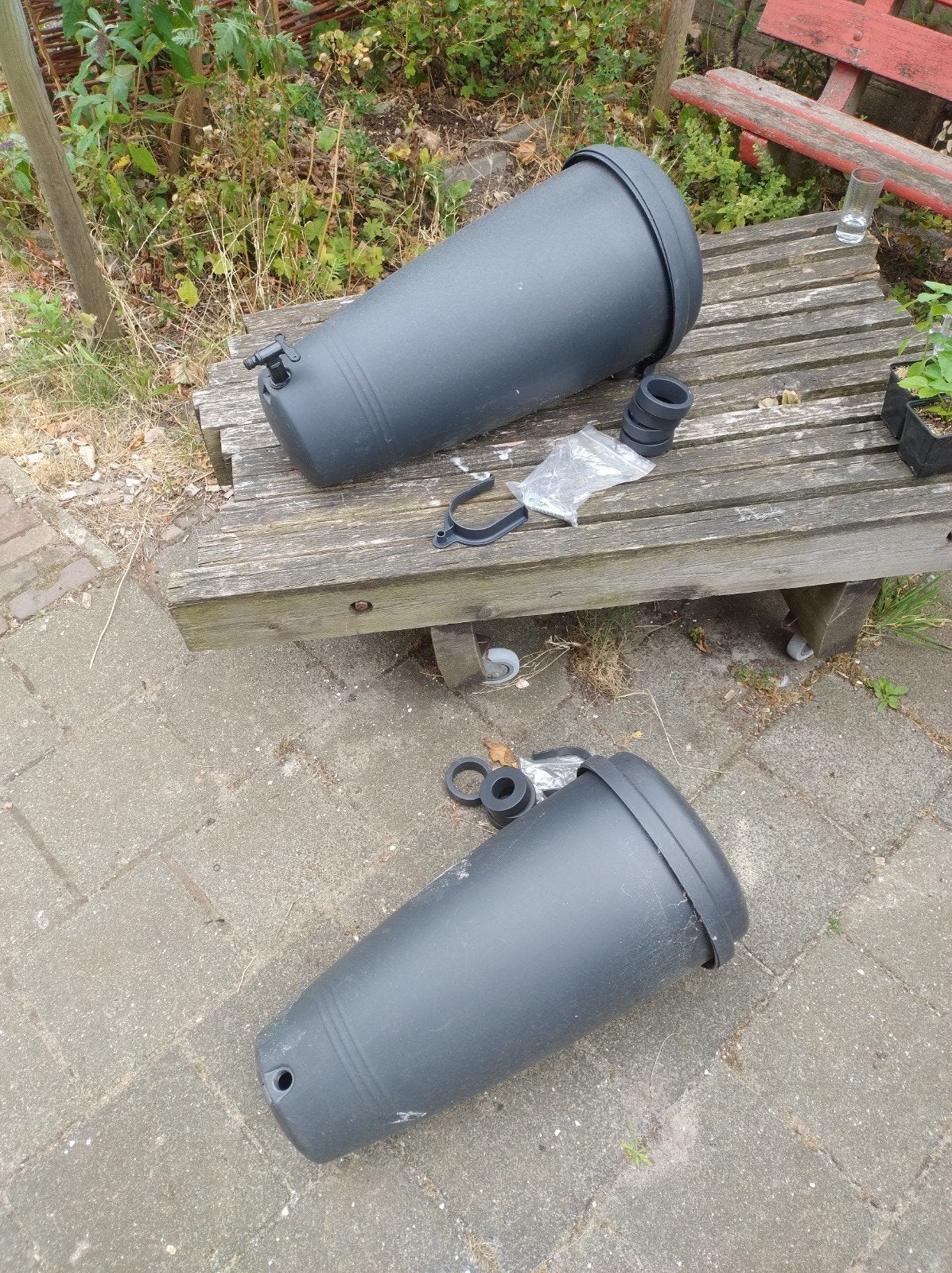 Gratis: twee kleine regentonnen, Minder dan 75 liter, Ophalen, Zo goed als nieuw, Kunststof