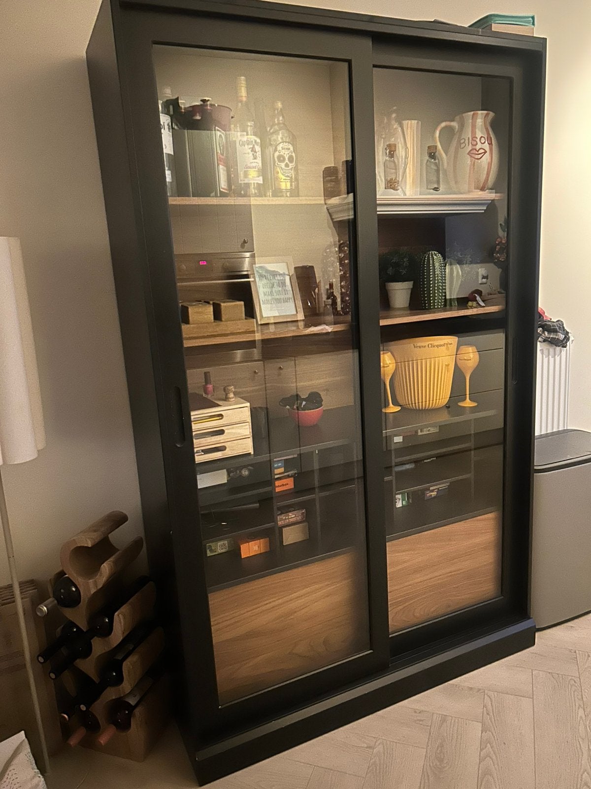 Woood james vitrinekast zwart/walnoot, Huis en Inrichting, Ophalen, Industrieel-modern, 50 tot 100 cm, Zo goed als nieuw