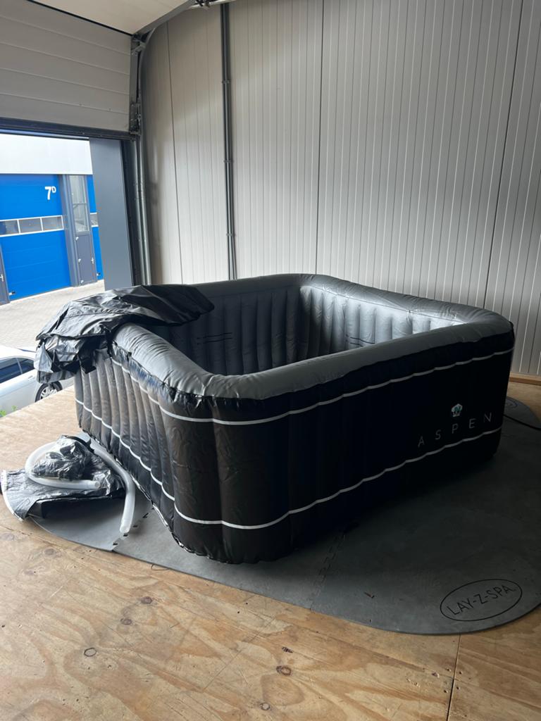 Netspa Aspen opblaasbare jacuzzi spa met pomp 4 persoons, Ophalen, Gebruikt, Afdekzeil, Opblaasbaar