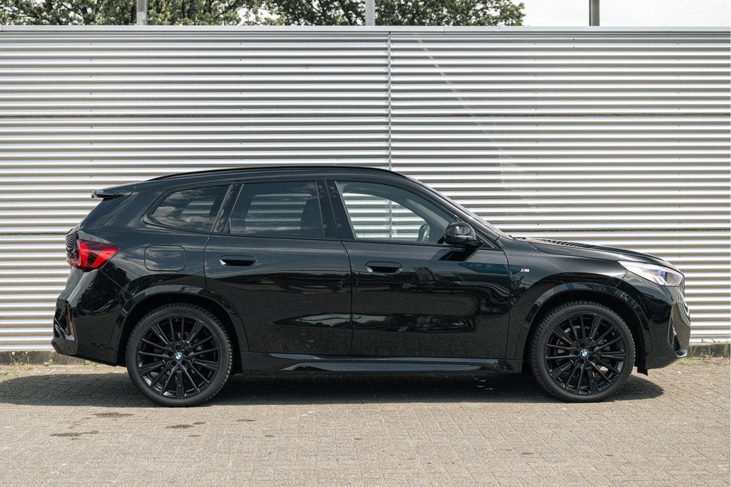 BMW iX1 xDrive30 M Sport / Trekhaak / Achteruitrijcamera / M, Auto's, BMW, Automaat, Gebruikt, Zwart, Met garantie (alle)