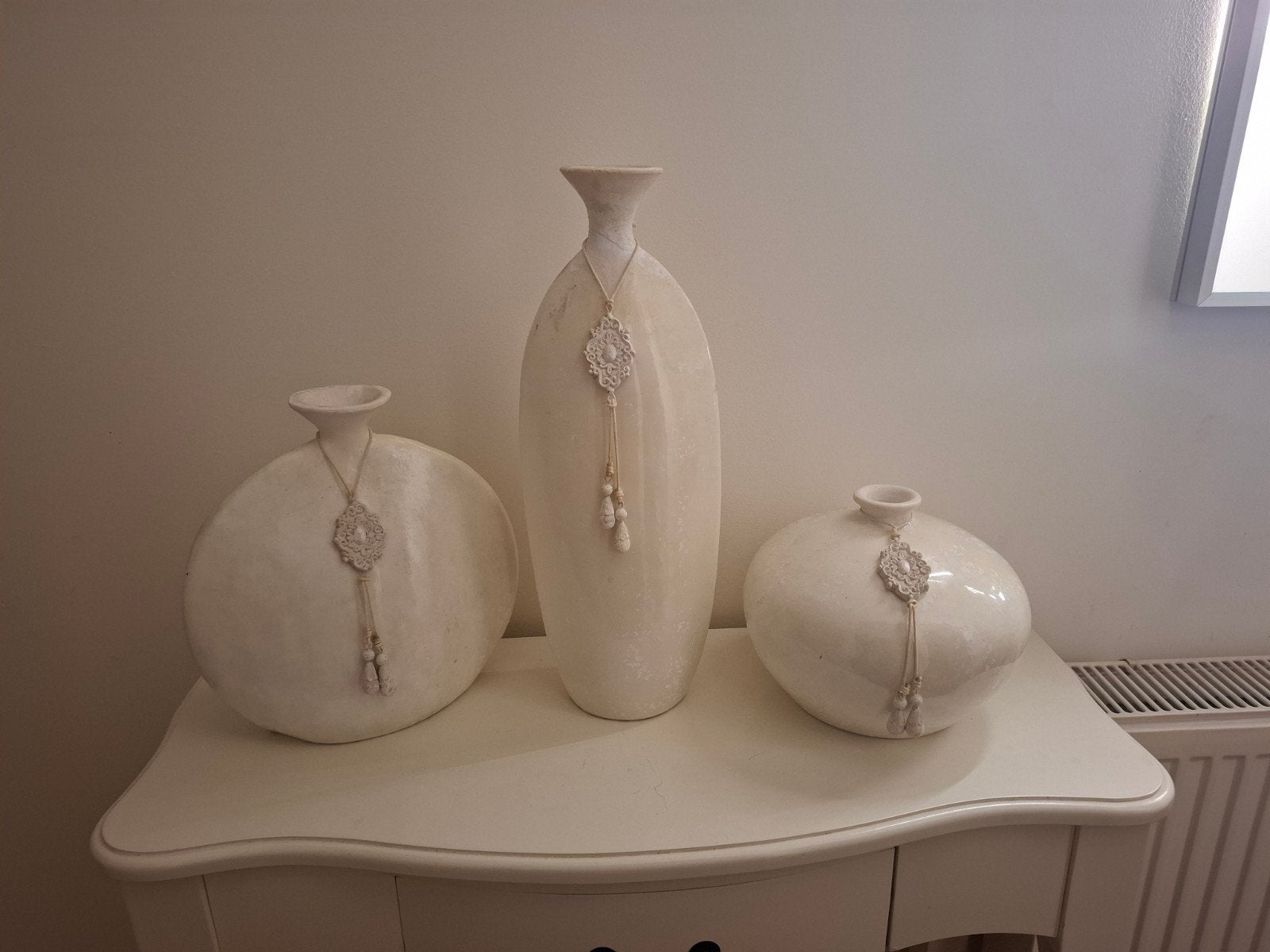 Set van 3 urnen, wit/beige, met ornament, Met patroon/structuur, Beige, Ophalen of Verzenden, Zo goed als nieuw