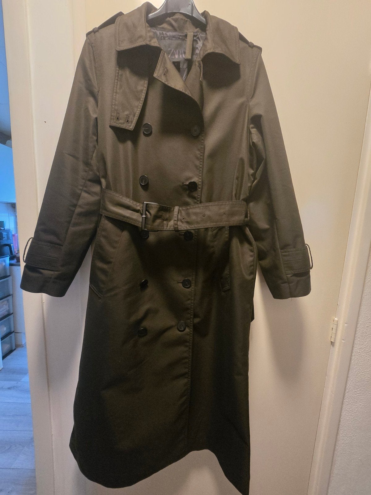 Zara Trenchcoat - Donkergroen/Kaki - Maat L, Kleding | Dames, Zara, Maat 42/44 (L), Ophalen of Verzenden, Zo goed als nieuw