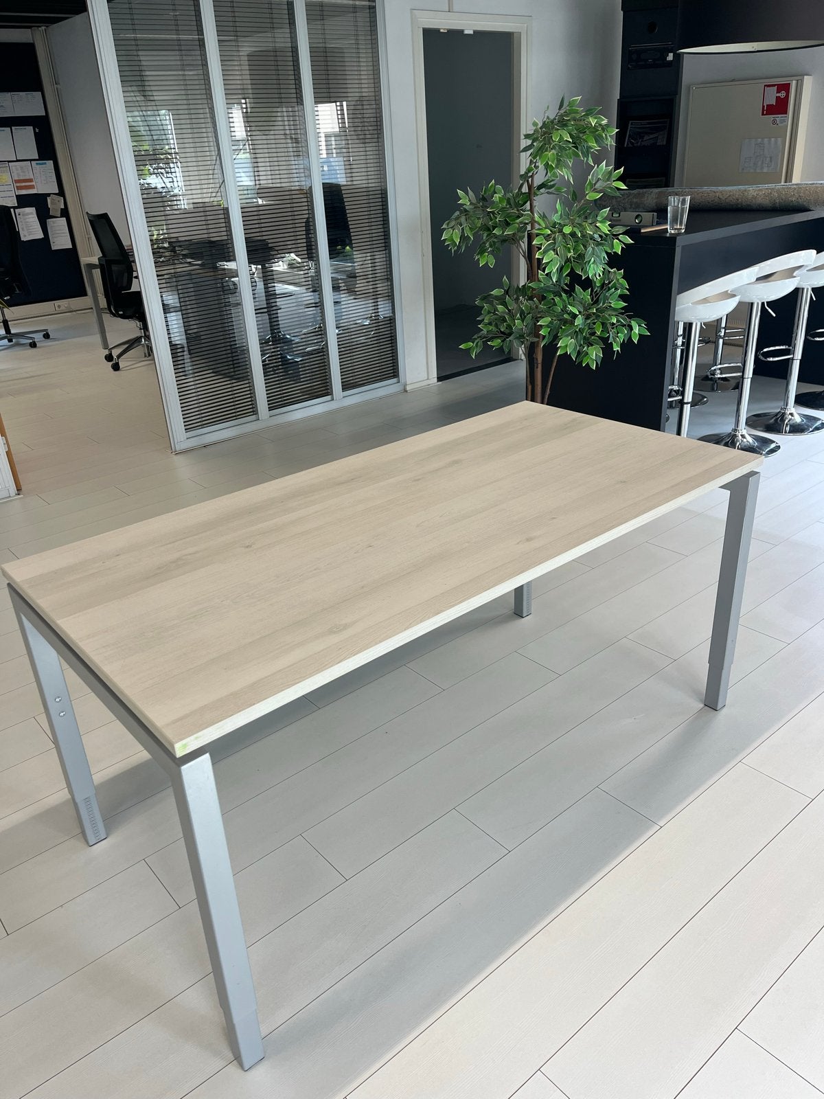 2x Bureau 180x80 cm met U-poten en berken finish blad, Ophalen, Zo goed als nieuw, Beige, Hout