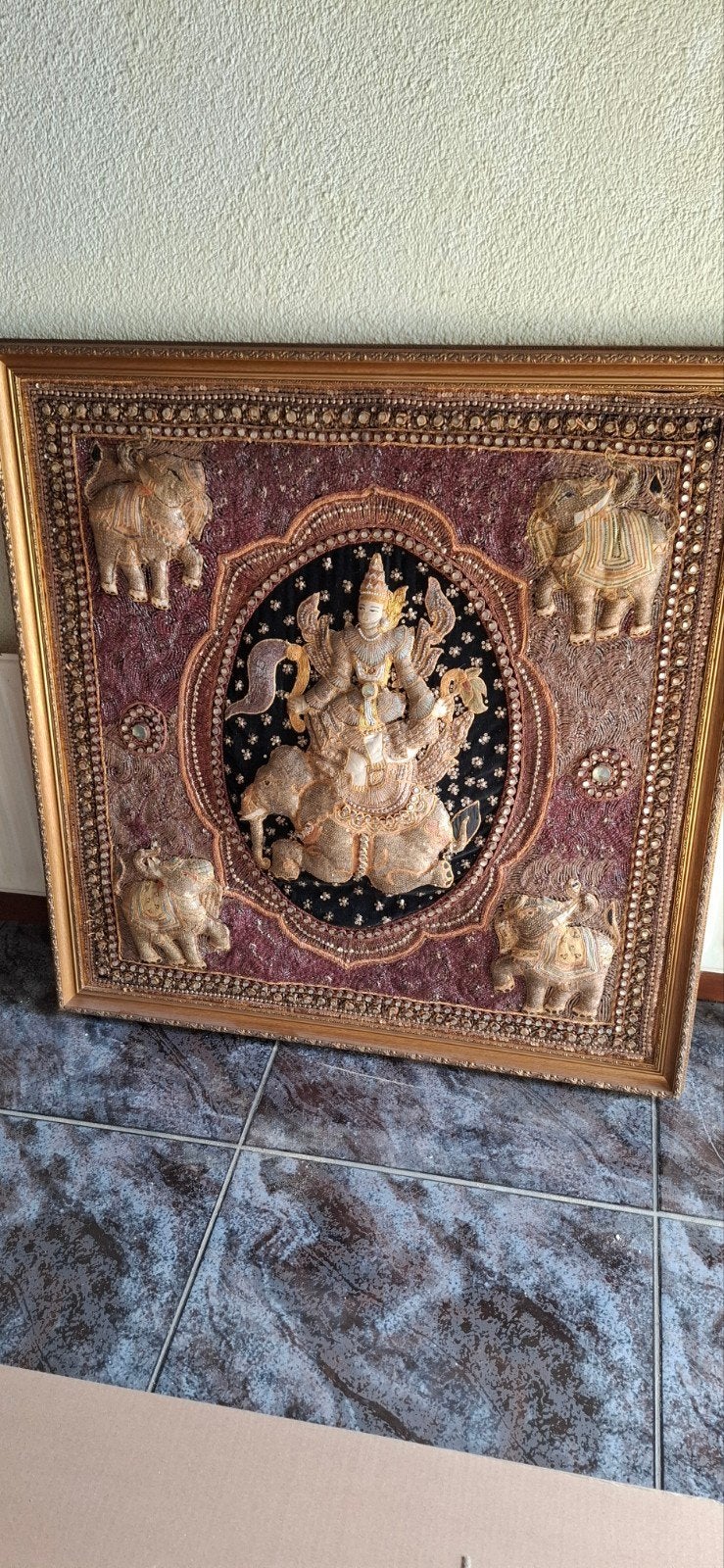 Prachtig Aziatisch Wanddecoratie met Olifanten en Godheid, Antiek en Kunst, Wanddecoratie, Textiel, Ingelijst, Ophalen of Verzenden