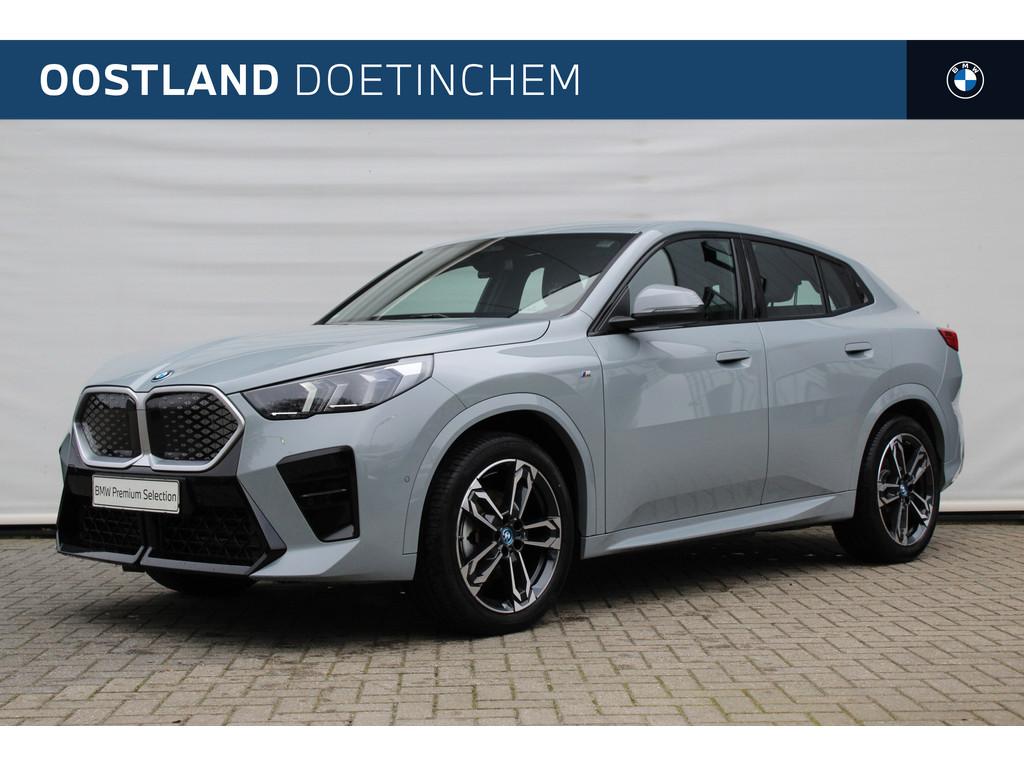 BMW iX2 eDrive20 M Sport / Sportstoelen / Achteruitrijcamera, Auto's, BMW, 478 km, Metallic lak, Met garantie (alle), 24 min