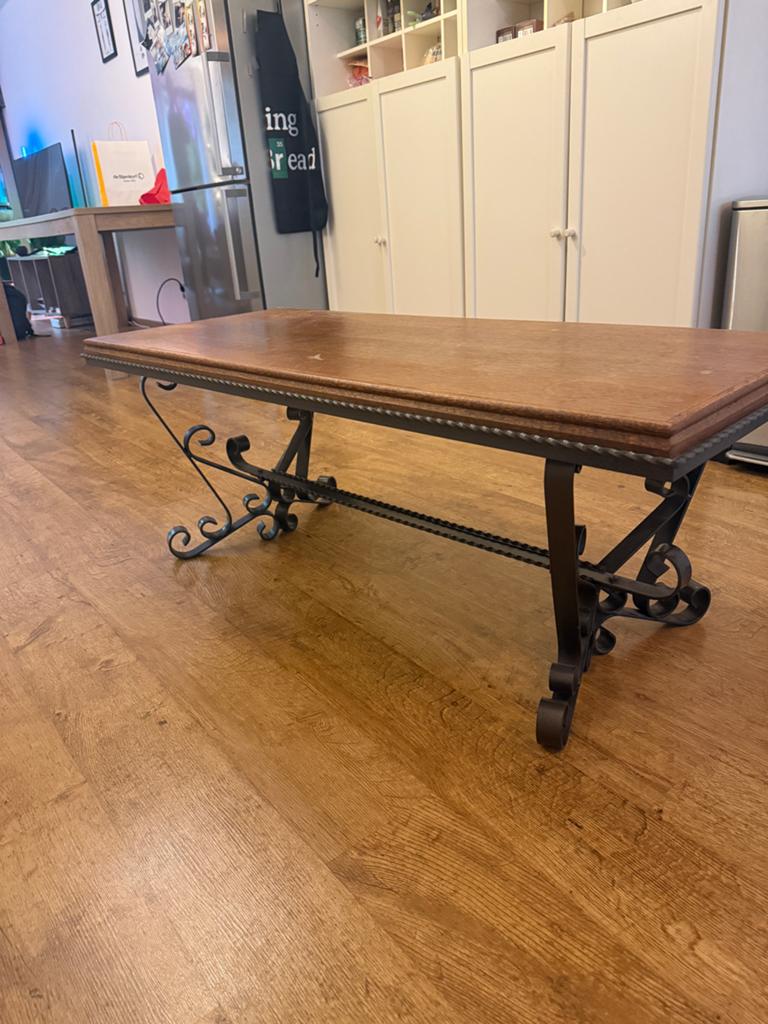 Salontafel van hardhout met sierlijk gietijzeren onderstel, Ophalen