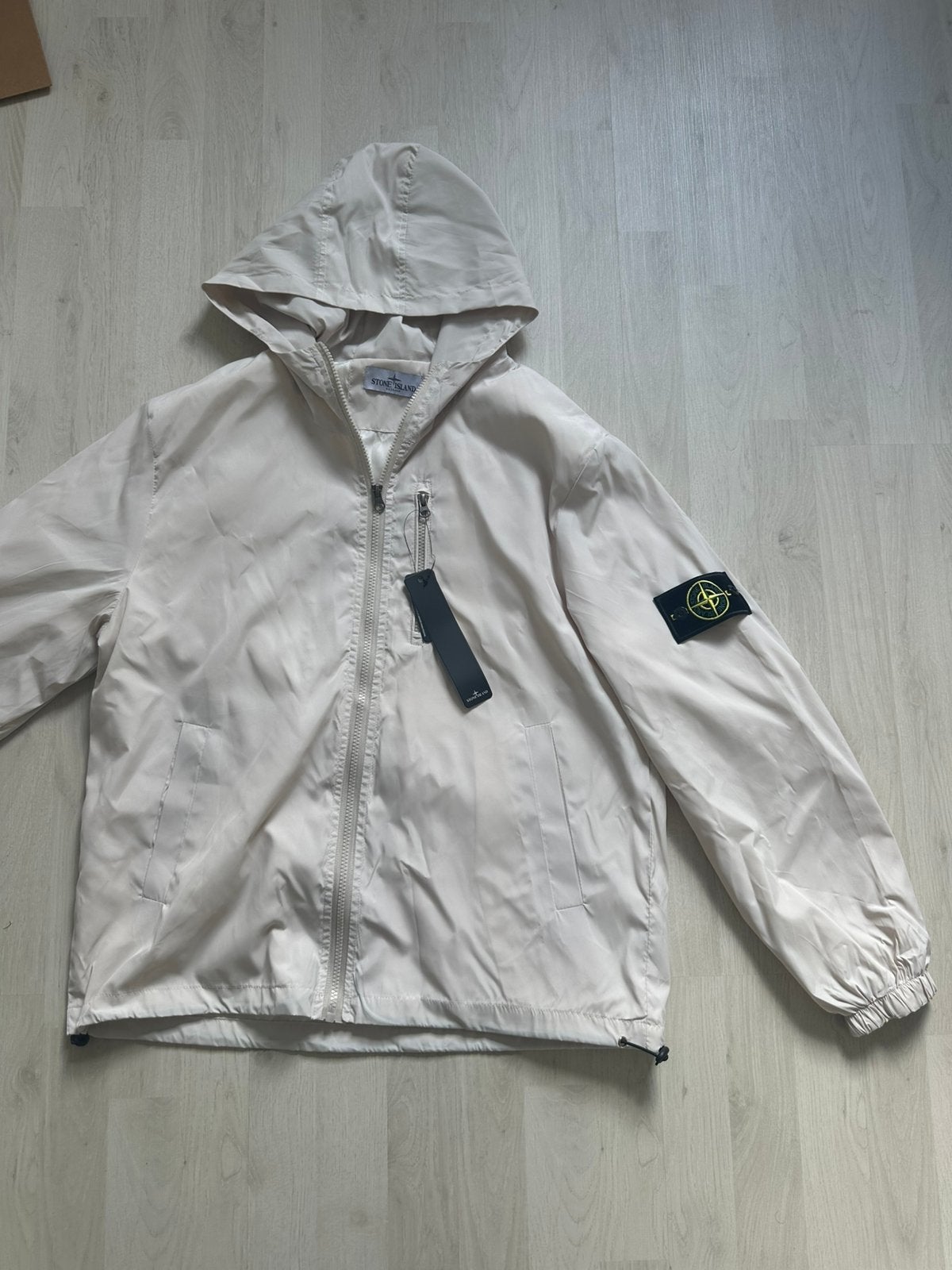 Nieuwe Stone Island jas - Beige, Ophalen of Verzenden, Nieuw, Maat 48/50 (M), Beige