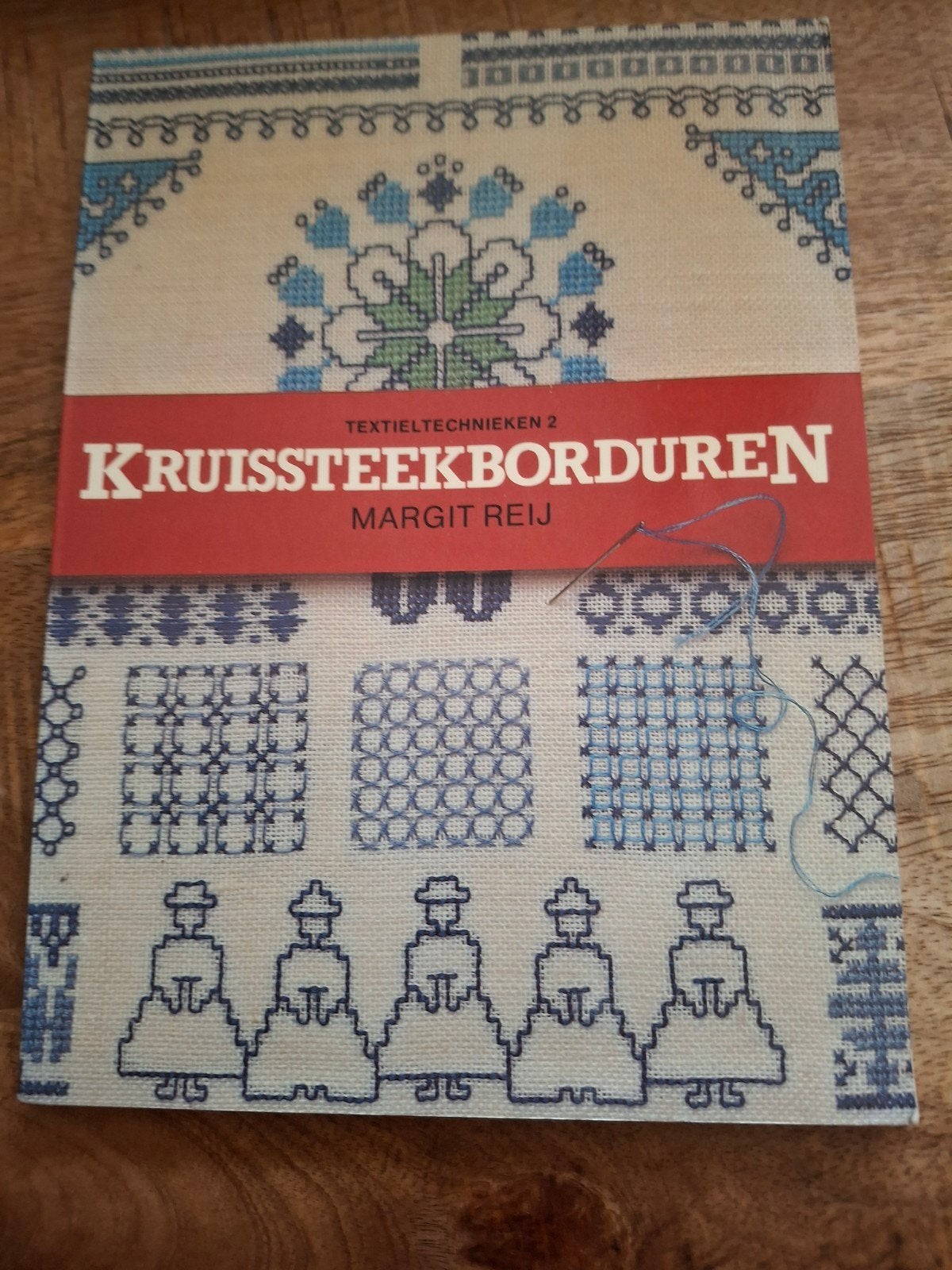 Kruissteekborduren Boek - Margit Reij - Textieltechnieken 2, Ophalen of Verzenden, Zo goed als nieuw, Handborduren, Patroon