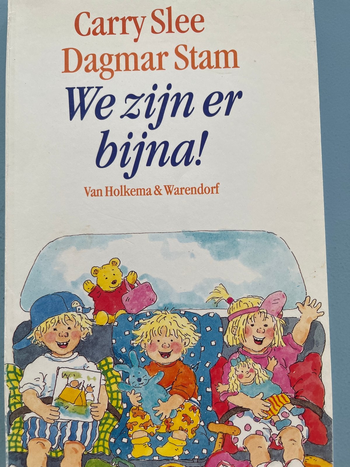 We zijn er bijna! - Carry Slee & Dagmar Stam, Boeken, Ophalen of Verzenden, Zo goed als nieuw, Fictie algemeen