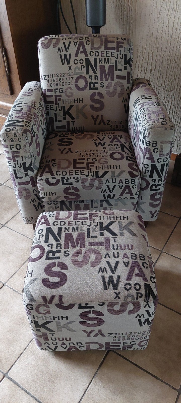 Comfortabele fauteuil met poef - Letterprint design, Ophalen, Gebruikt, Modern, Speels, Letterprint, Minder dan 75 cm
