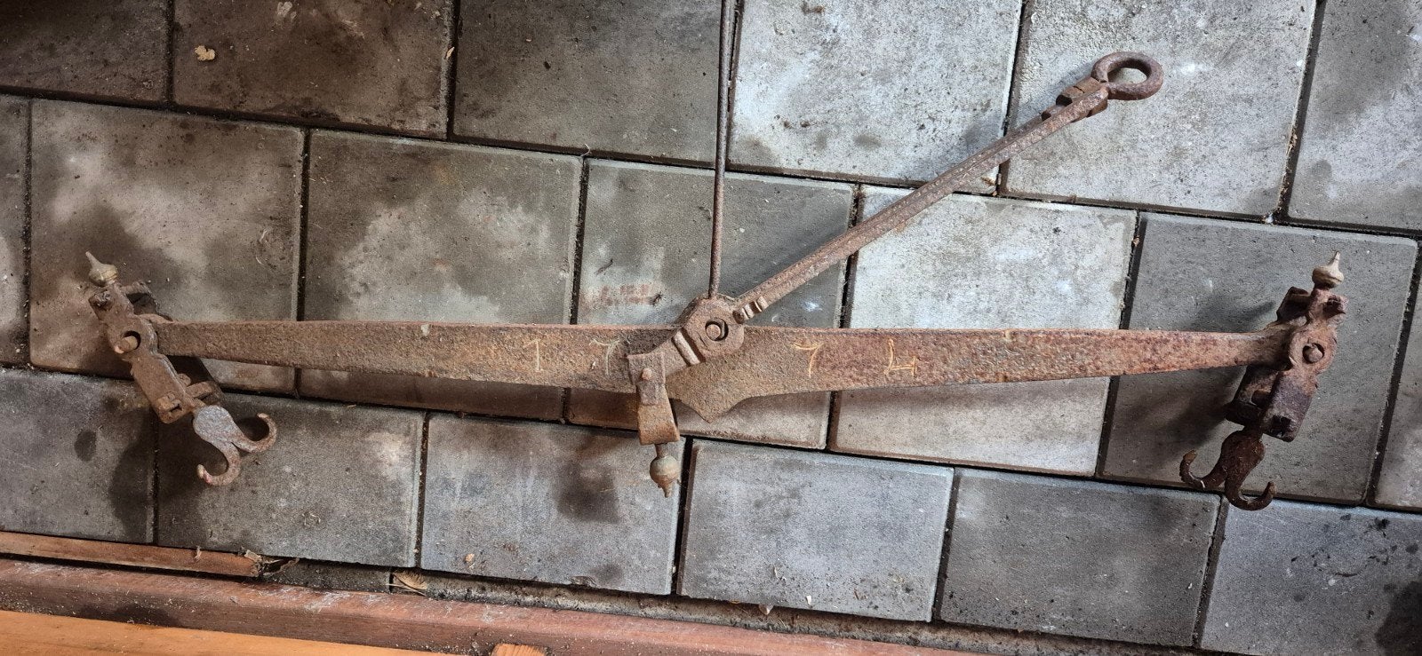 Antieke ijzeren weegschaal Waag uit 1774- decoratief object, Ophalen
