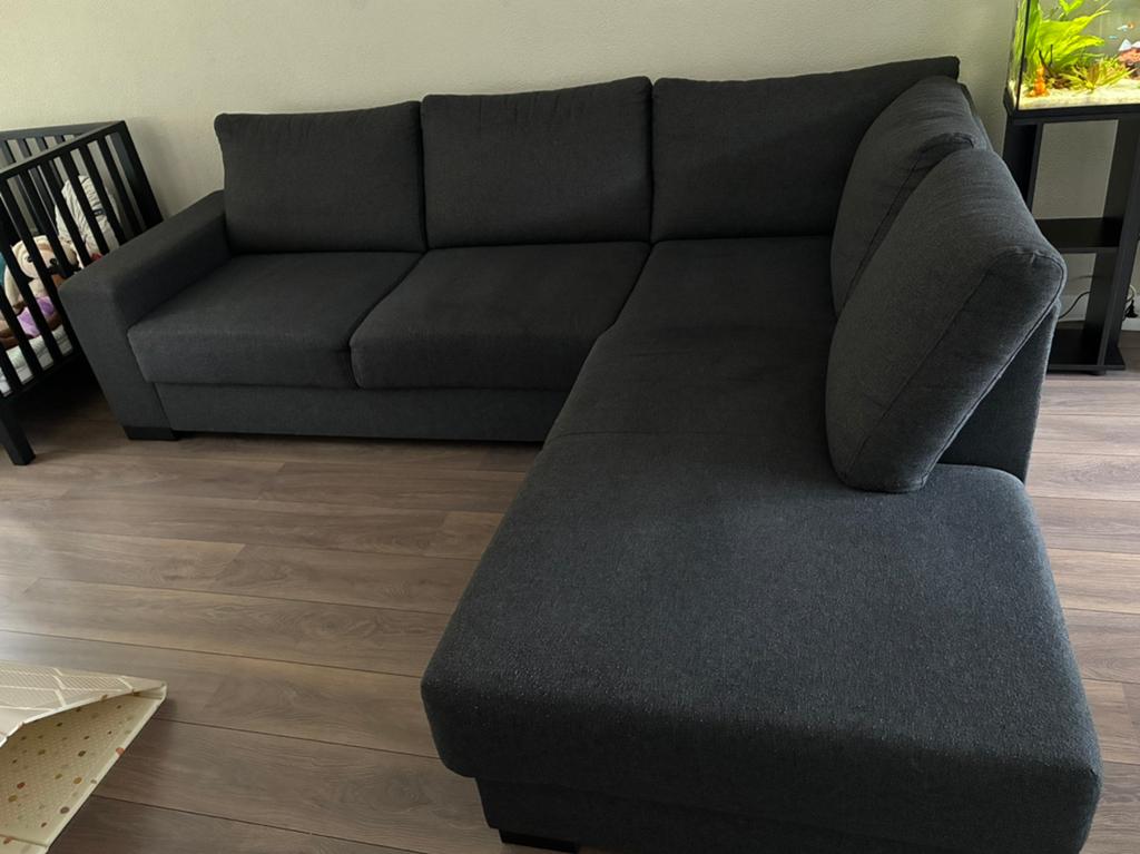 Comfortabele donkergrijze hoekbank met chaise longue, Ophalen, 250 tot 300 cm, Gebruikt, Hoekbank