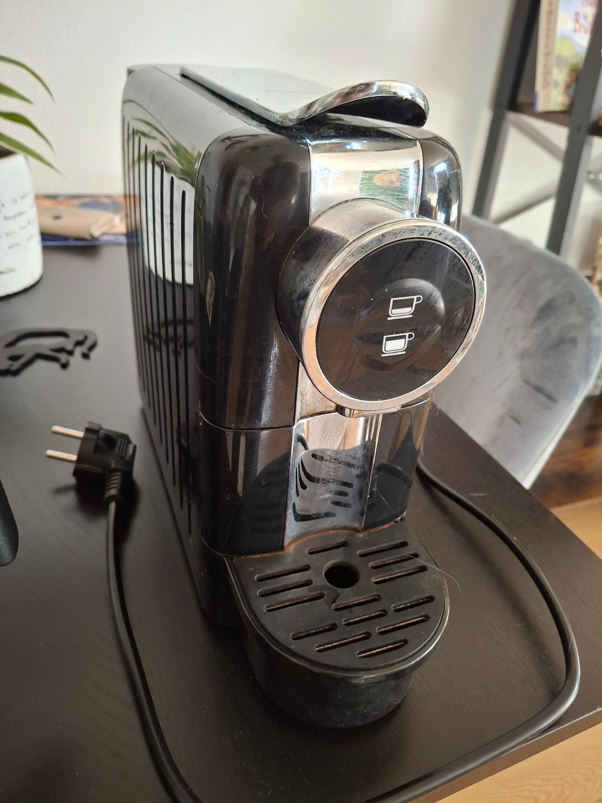 Compacte cup koffiemachine - Zwart, Ophalen, Koffiepads en cups, Gebruikt, Koffiemachine