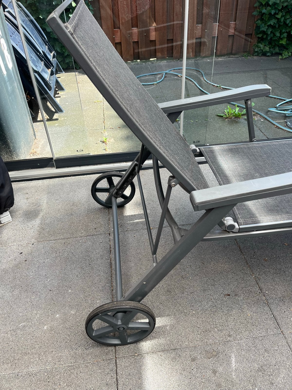 Verstelbaar ligbed met wielen - Grijs, Tuin en Terras, Ligbedden, Ophalen, Gebruikt, Metaal, Verstelbaar