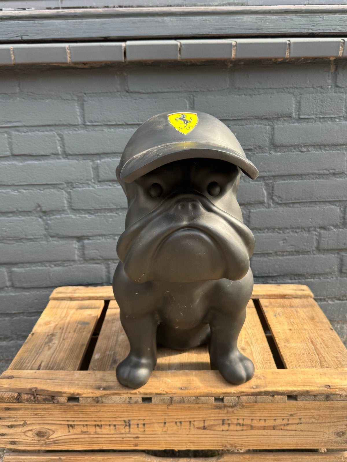 Bulldog beeld met Ferrari pet - Zwart, Ophalen, Modern, Composieten, Gebruikt