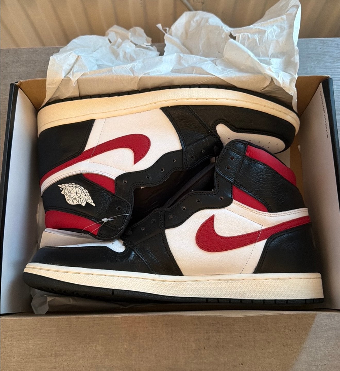 Gloednieuwe Air Jordan 1 High Black Gym Red Maat 46, Ophalen of Verzenden, Nieuw, Sneakers of Gympen