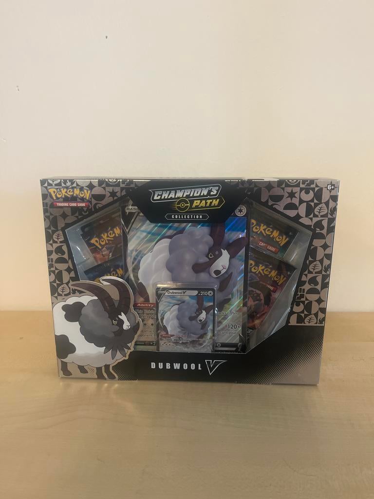 Pokémon Champion's Path Dubwool V Collection Box, Ophalen of Verzenden, Nieuw, Boosterbox