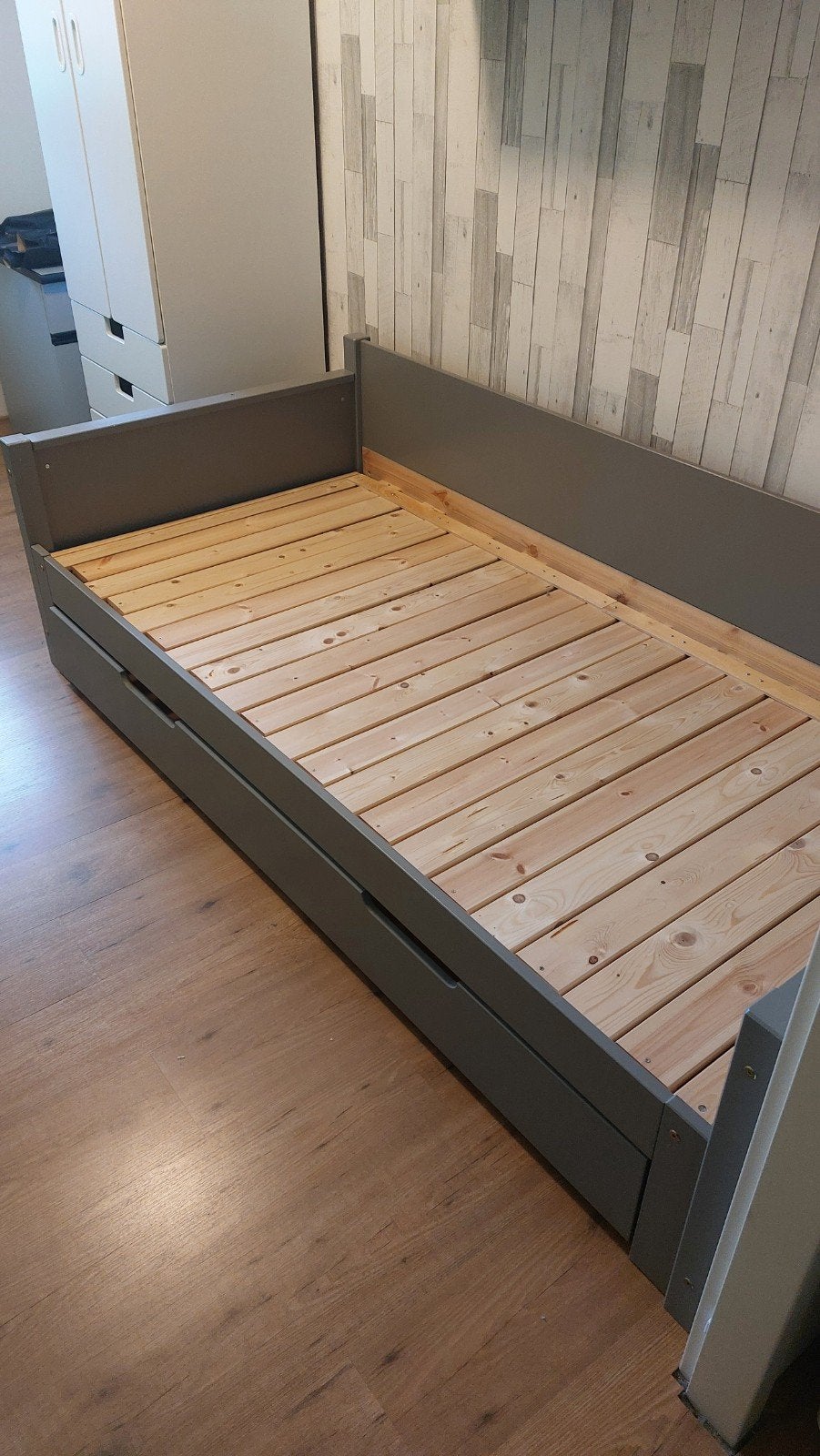 Eenpersoonsbed bed - uitschuifbaar tot 2p (met lade), Ophalen, Eenpersoons, Grijs, Hout