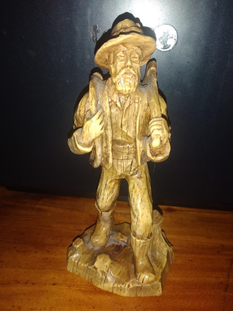 Houten beeldje van een houthakker, Minder dan 20 cm, Ophalen of Verzenden, Handgemaakt, Beeld