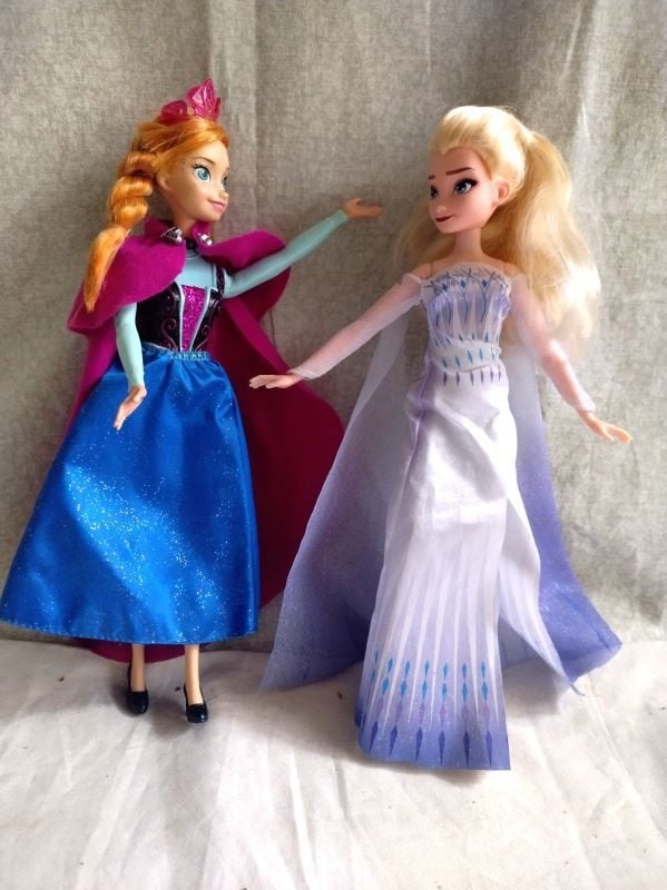 Originele Frozen speelset van Disny, Elsa en Anna + kaptafel, Ophalen of Verzenden, Zo goed als nieuw, Barbie