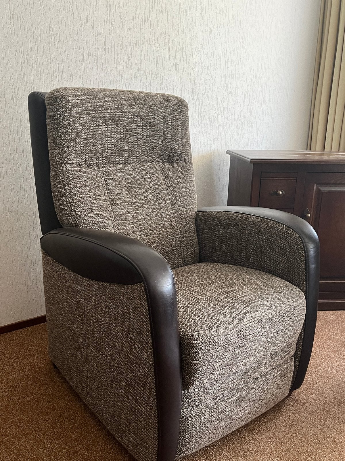 3 Stoelen met lichte bekleding en leren details, Huis en Inrichting, Stoelen, Ophalen, Gebruikt, Overige kleuren, Drie