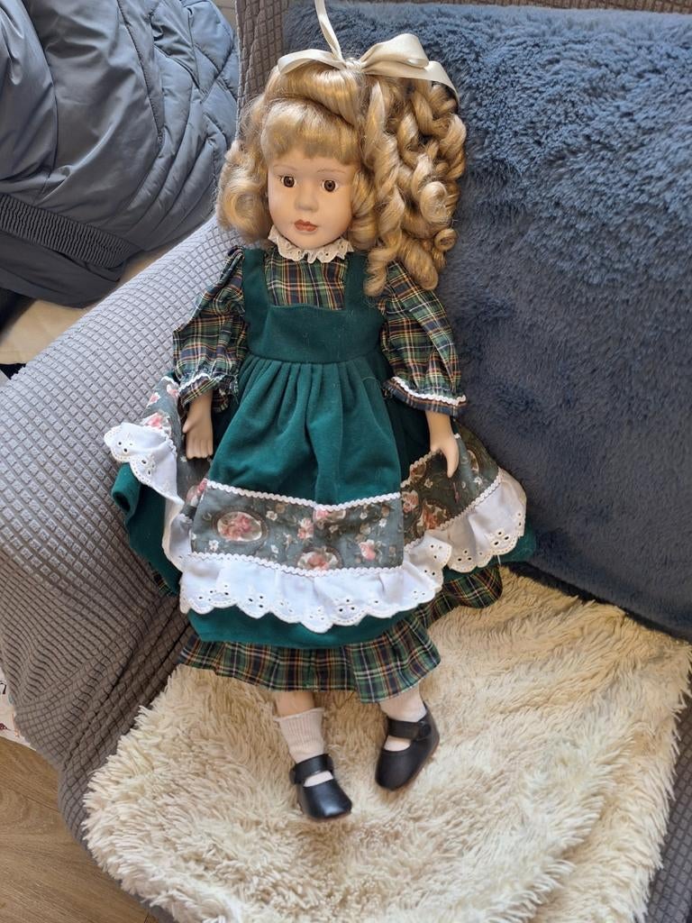 Vintage Porseleinen Pop met Groene Jurk en Krullen, Ophalen of Verzenden, Zo goed als nieuw, Pop