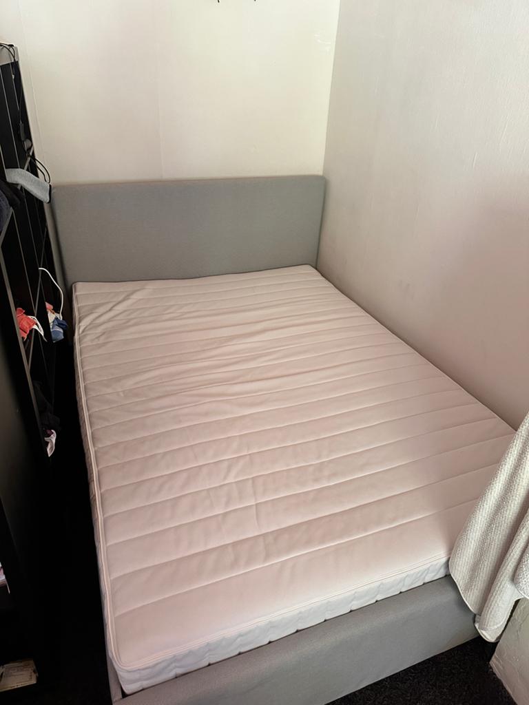 IKEA bed met matras (140x200), zo goed als nieuw, Huis en Inrichting, Slaapkamer | Boxsprings, Ophalen, Zo goed als nieuw, Tweepersoons