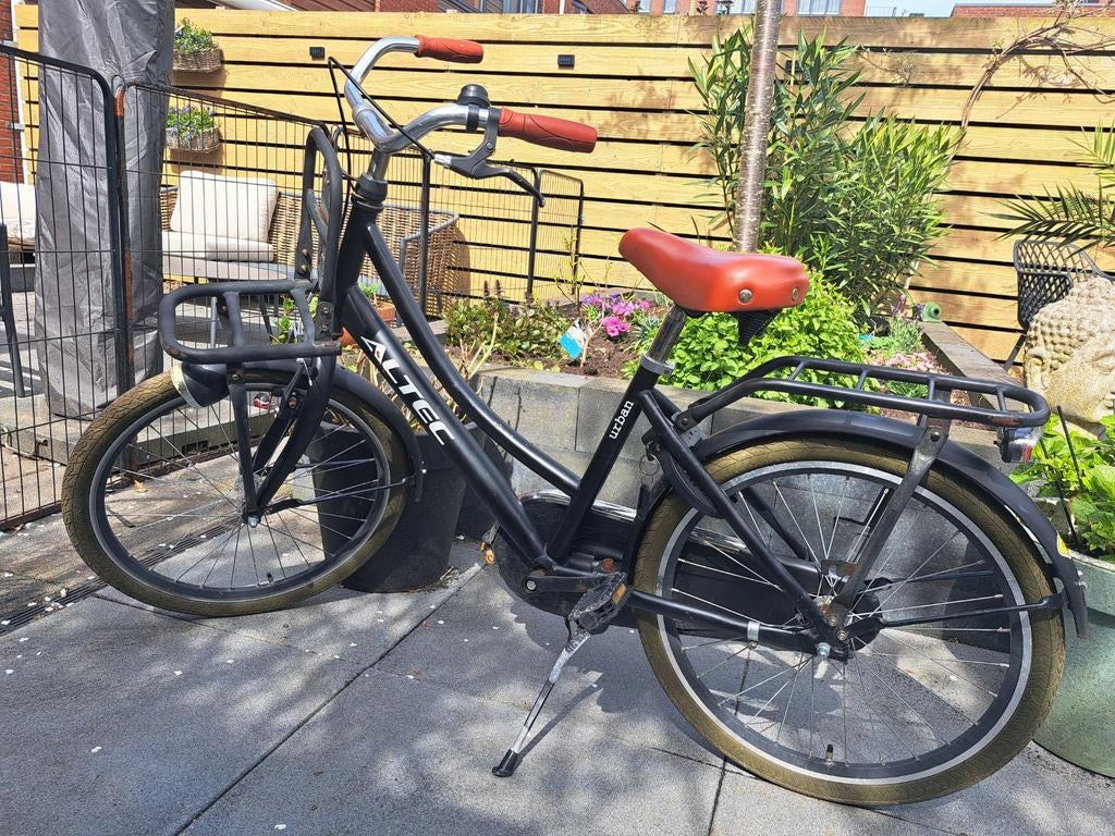 Zwarte meisjesfiets 22 inch met kratje, Ophalen, Gebruikt, 22 inch, Altec