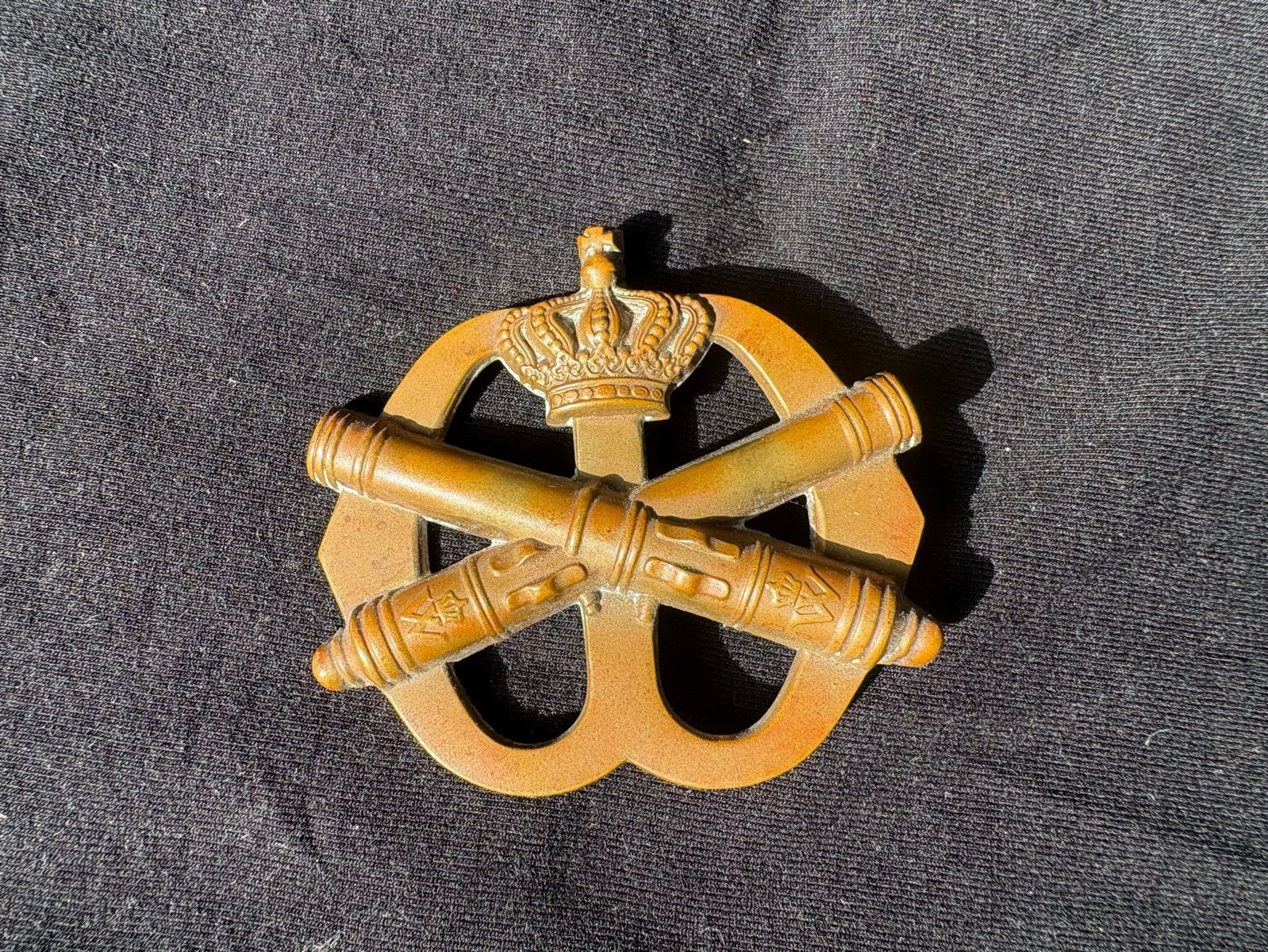 Nederlands baretembleem Veldartillerie Troepen, Ophalen of Verzenden, Landmacht, Nederland, Embleem of Badge
