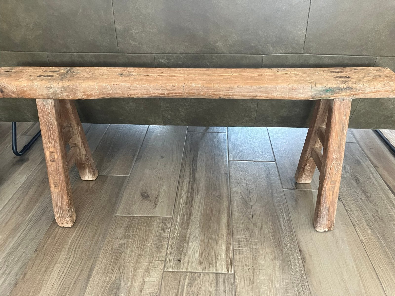 Prachtig oud houten Chin bankje met antiek Kelim kussen., Antiek en Kunst, Ophalen