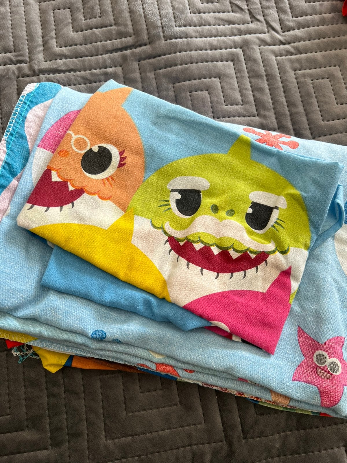 Één persoons dekbedovertrek baby Shark, Kinderen en Baby's, Ophalen of Verzenden, Zo goed als nieuw, Jongetje of Meisje, Dekbedovertrek