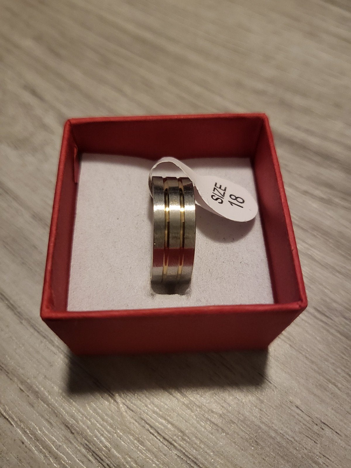 Nieuwe Ring Maat 18 - Zilverkleurig met Gouden Details, 18 tot 19, IJzer of Staal, Nieuw, Ophalen of Verzenden