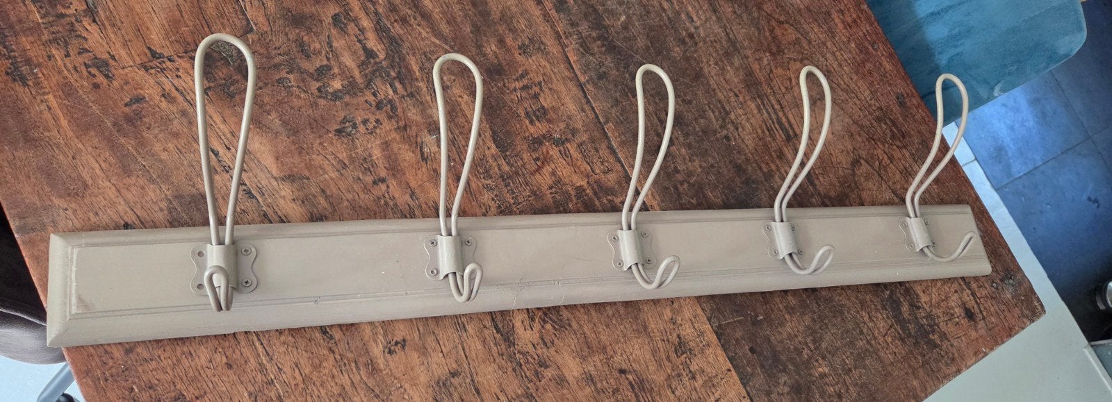 Brocante houten kapstok taupe kleur
Bijna 80 cm lang

Vaste, Ophalen of Verzenden