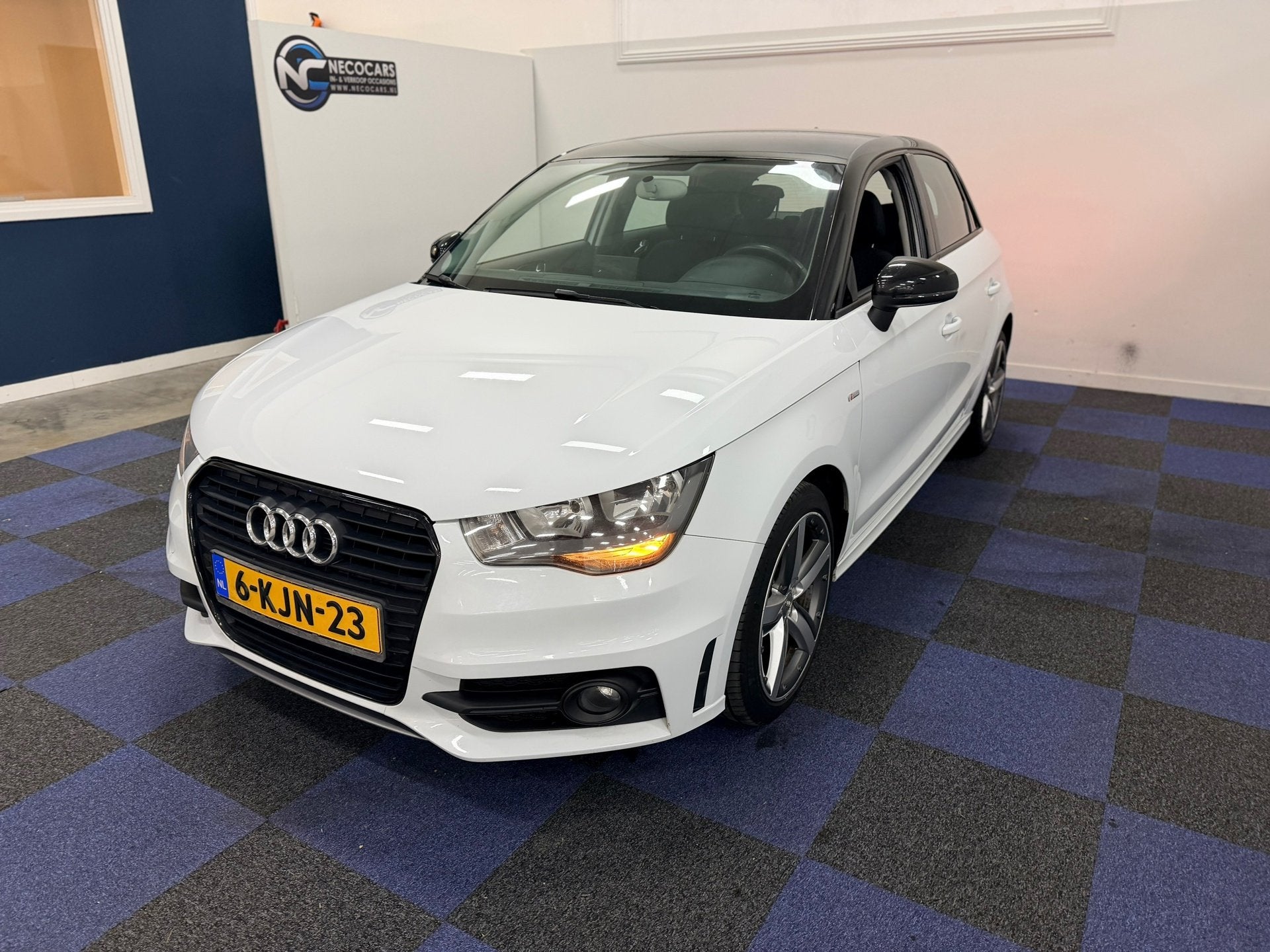 Audi A1 Sportback 1.2 TFSI Admired / DEALER ONDERHOUDEN / RI, 86 pk, 4 cilinders, 4 stoelen, Leder en Stof