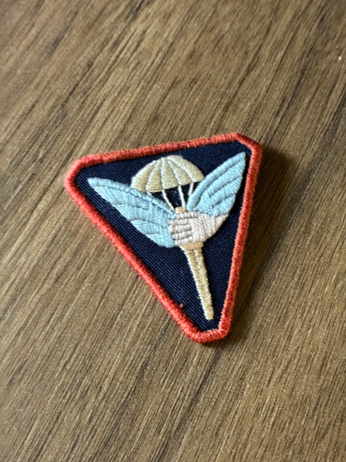Embleem school opleiding parachutisten knil, Verzamelen, Verzenden, Landmacht, Nederland, Embleem of Badge